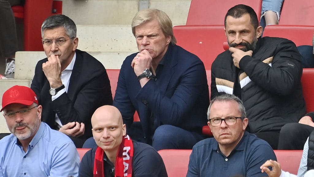 Die Bayern-Verantwortlichen Herbert Hainer, Oliver Kahn und Hasan Salihamidzic, hier bei der 1:3-Niederlage gegen Mainz am 22. April 2023, stehen vor einer ungewissen Zukunft in München.
