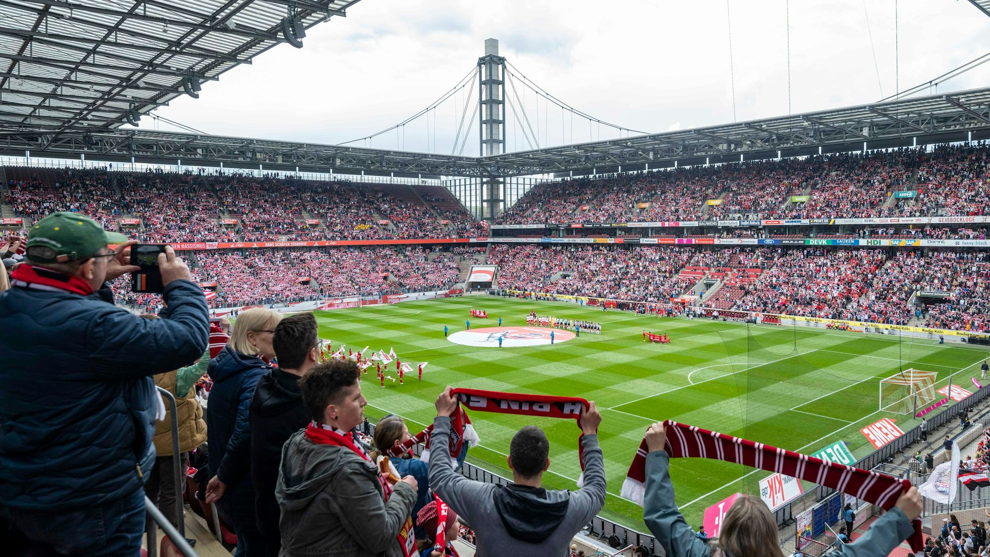 Knapp 35.000 Zuschauer sahen das Spiel der Frauen-Bundesliga zwischen dem 1. FC Köln und Eintracht Frankfurt.