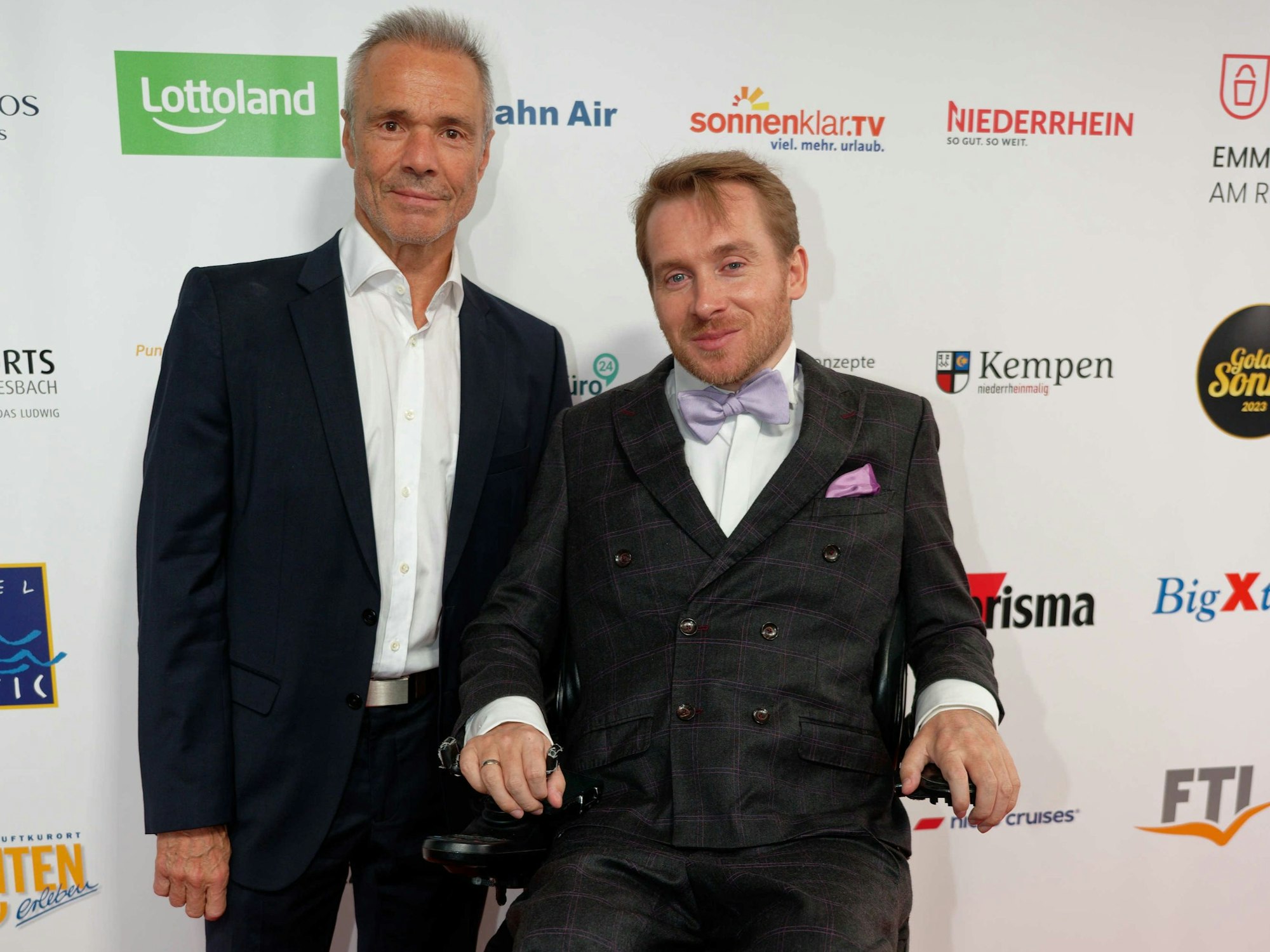 Schauspieler Hannes Jaenicke (l) und Autor Samuel Koch (r) kommen zur Verleihung der "Goldenen Sonne" 2023 des Reisesenders sonnenklar.TV.