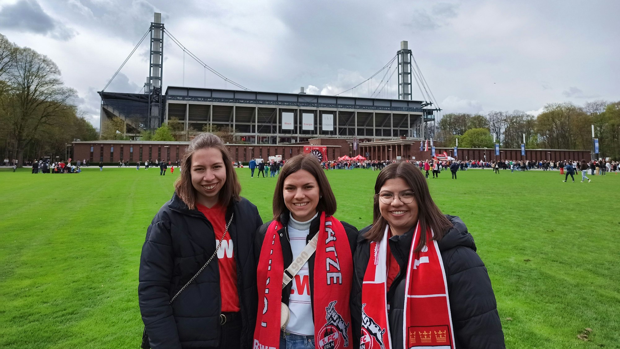 Auch Lisa, Sara und Alyssa sahen das Rekordspiel des 1. FC Köln im Stadion.