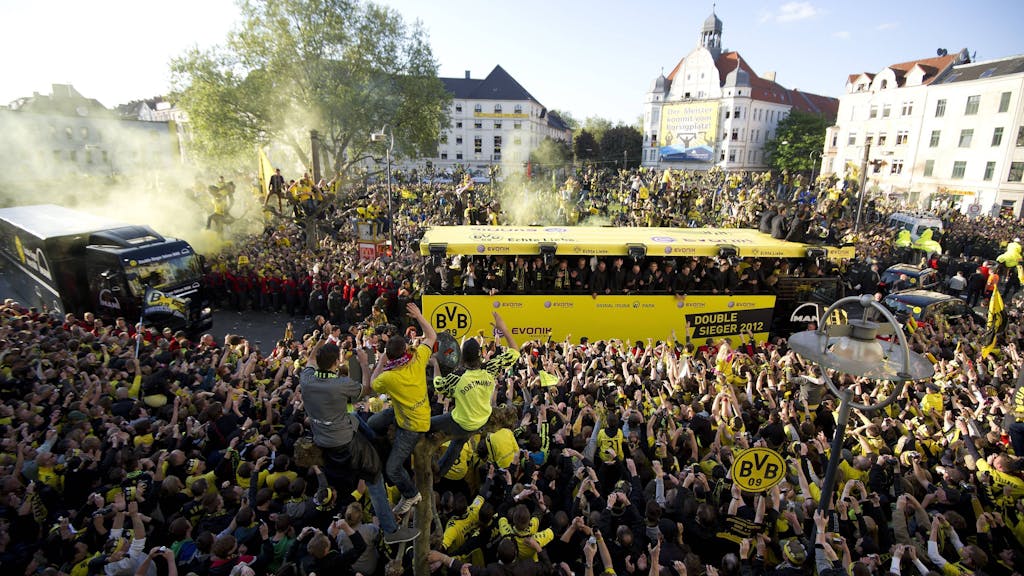 Auf dem Borsigplatz in Dortmund feiern BVB-Fans mit der Mannschaft die Meisterschaft und den Pokalsieg.&nbsp;