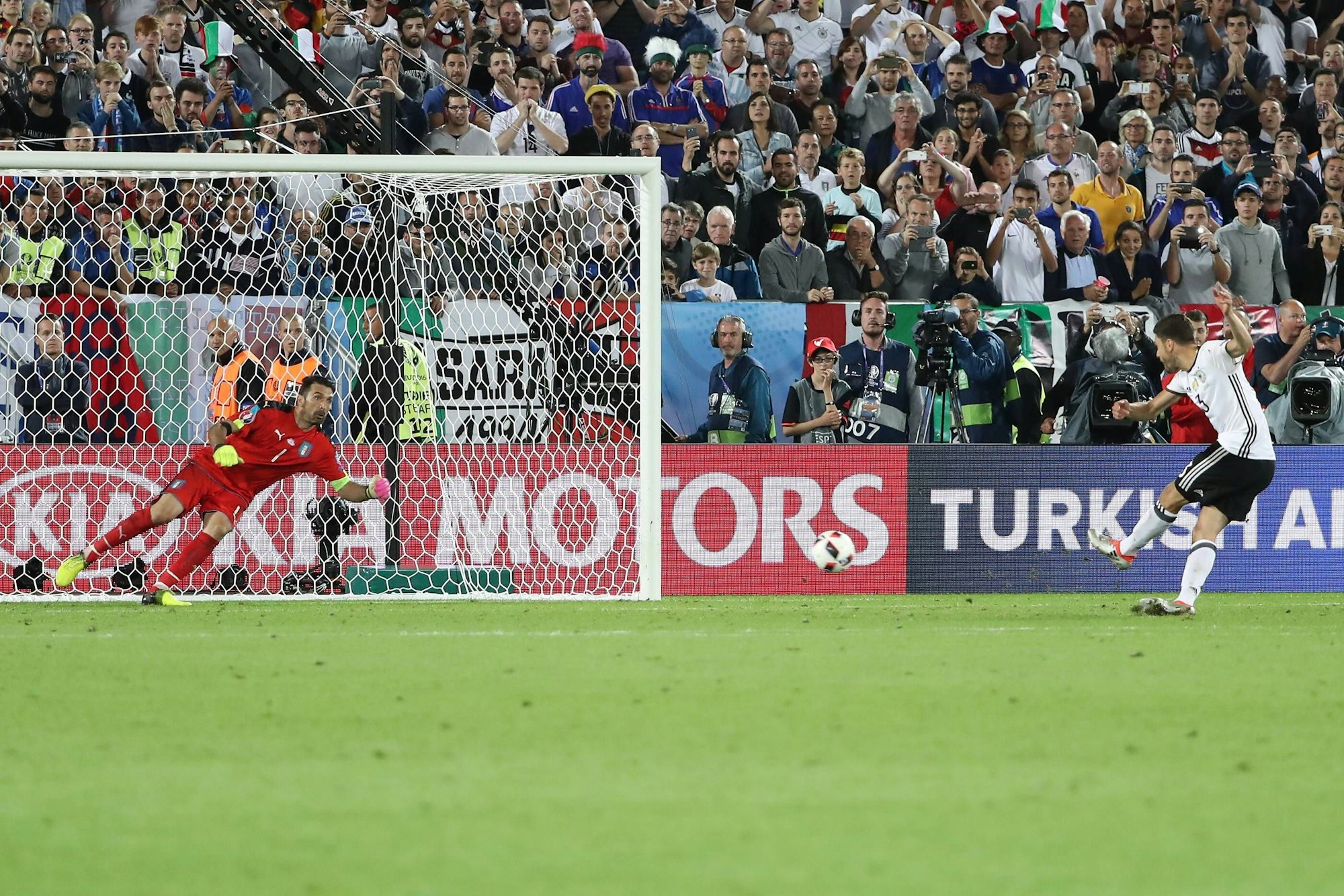 Deutschlands Jonas Hector verwandelt im EM-Viertelfinale 2016 gegen Italiens Gianluigi Buffon den entscheidenden Elfmeter.