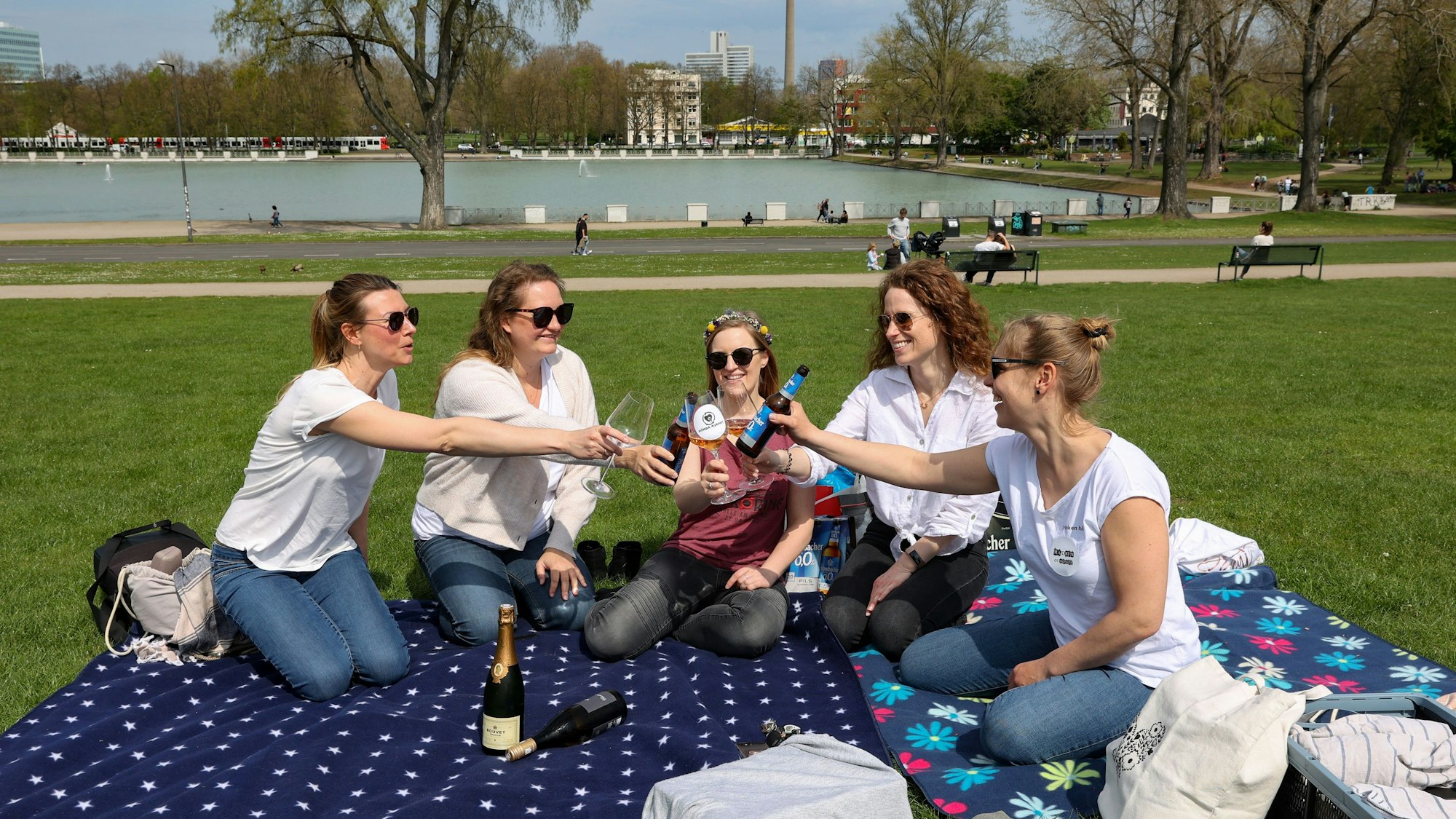 Junggesellinnen-Verabschiedung: Das Bild zeigt Tanja, Tamara, Anka, Vanessa und Maren im Park am Aachener Weiher.