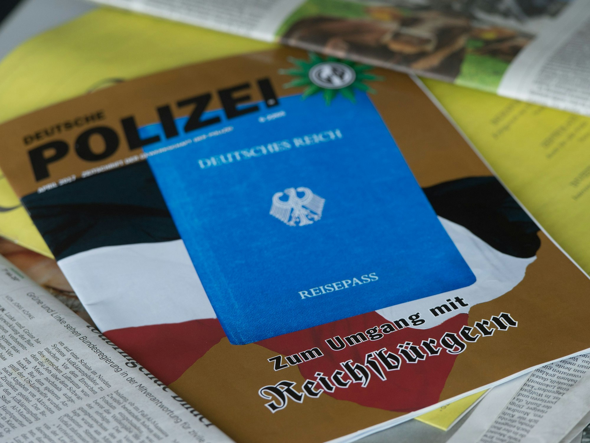 Eine Ausgabe der Zeitschrift Deutsche Polizei über Reichsbürger, die von der Gewerkschaft der Polizei herausgegeben wird, liegt auf einem Tisch.