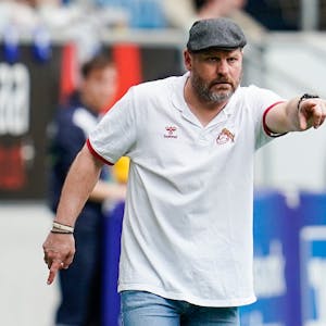 Kölns Trainer Steffen Baumgart gibt im Spiel bei der TSG Hoffenheim Anweisungen an seine Mannschaft.