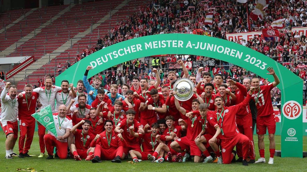 Die Mainzer U19 feiert auf dem Spielfeld den Gewinn der Meisterschaft.