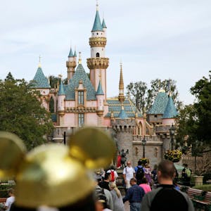 Im Disneyland in Kalifornien ist ein Feuer ausgebrochen. Besucher stehen vor Schneewittchens Schloss. (Archivbild).