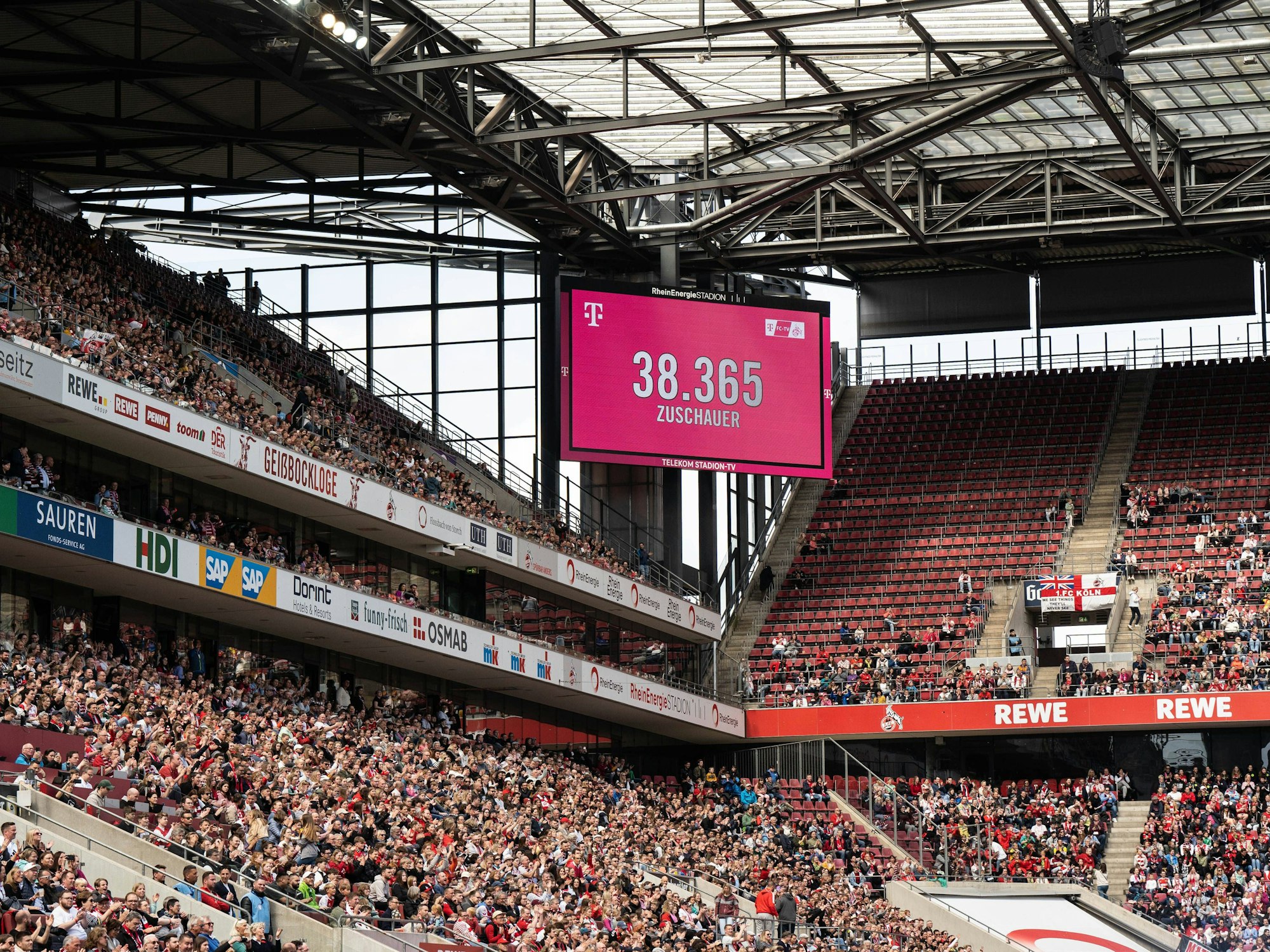 Beim Spiel der Frauen des 1. FC Köln gegen Eintracht Frankfurt kamen 38.365 Zuschauerinnen und Zuschauer. Die Anzeigetafel zeigt die offizielle Zahl.