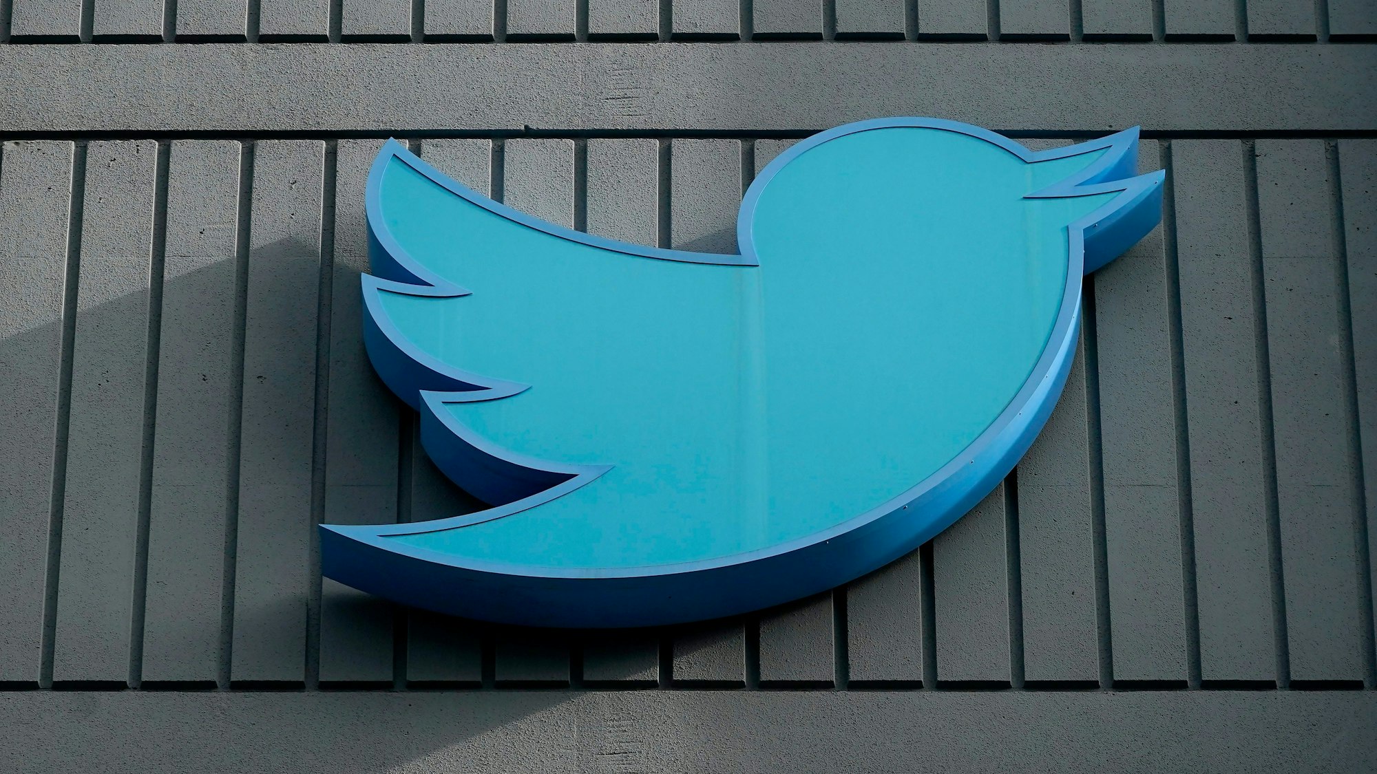Das Logo des sozialen Netzwerks Twitter ist an einem Gebäude der Firmenzentrale zu sehen.
