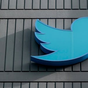 Das Logo des sozialen Netzwerks Twitter ist an einem Gebäude der Firmenzentrale zu sehen.&nbsp;