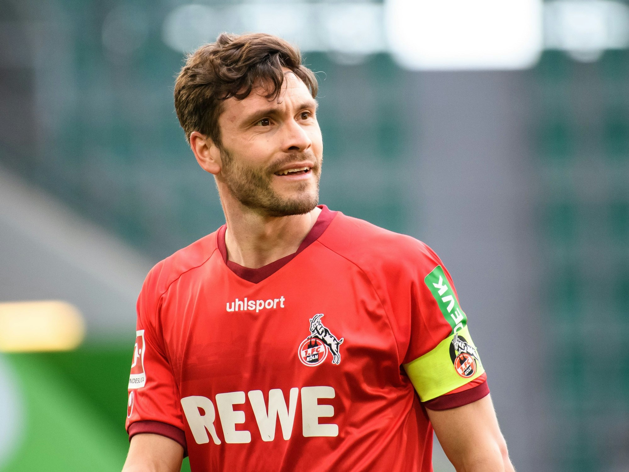 Kölns Jonas Hector steht auf dem Spielfeld.