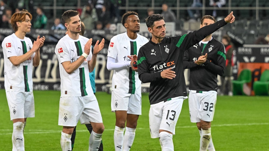 Spieler von Borussia Mönchengladbach um Julian Weigl (2.v.l.) bedanken sich nach der Pleite gegen Union Berlin am 23. April 2023 bei den Gladbach-Fans in der Nordkurve.
