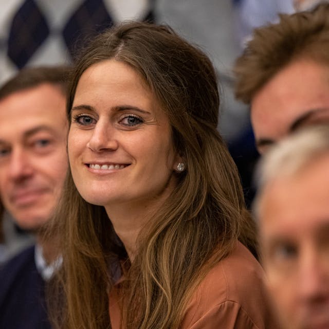 Susanne Seehofer, Tochter des früheren bayerischen Ministerpräsidenten Horst Seehofer und FDP-Direktkandidatin, lächelt bei der Vorstellung der Direktkandidaten der FDP München-Mitte für die Landtagswahl in Bayern 2023 im Paulaner Bräuhaus in München.