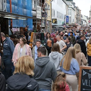 Das Foto zeigt die Menschenmassen in der Euskirchener Fußgängerzone.