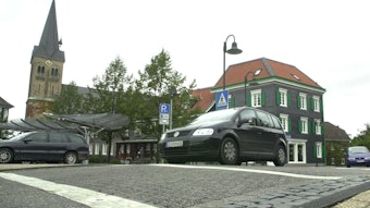 Autos fahren am Marktplatz in Burscheid.