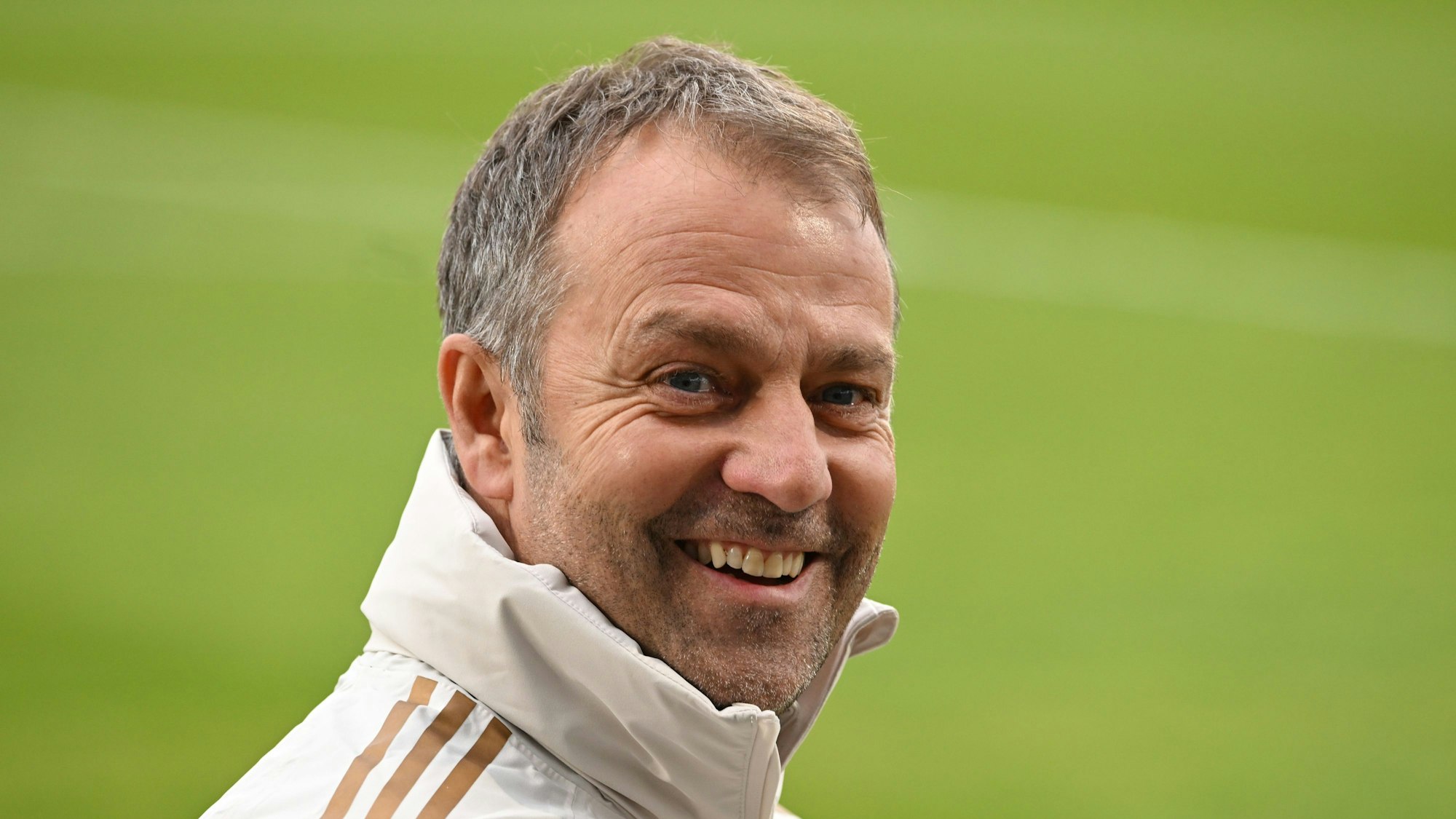 Bundestrainer Hansi Flick lächelt in die Kamera