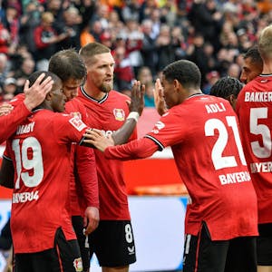 Die Spieler von Bayer 04 feiern das 1:0 von Adam Hlozek gegen Leipzig