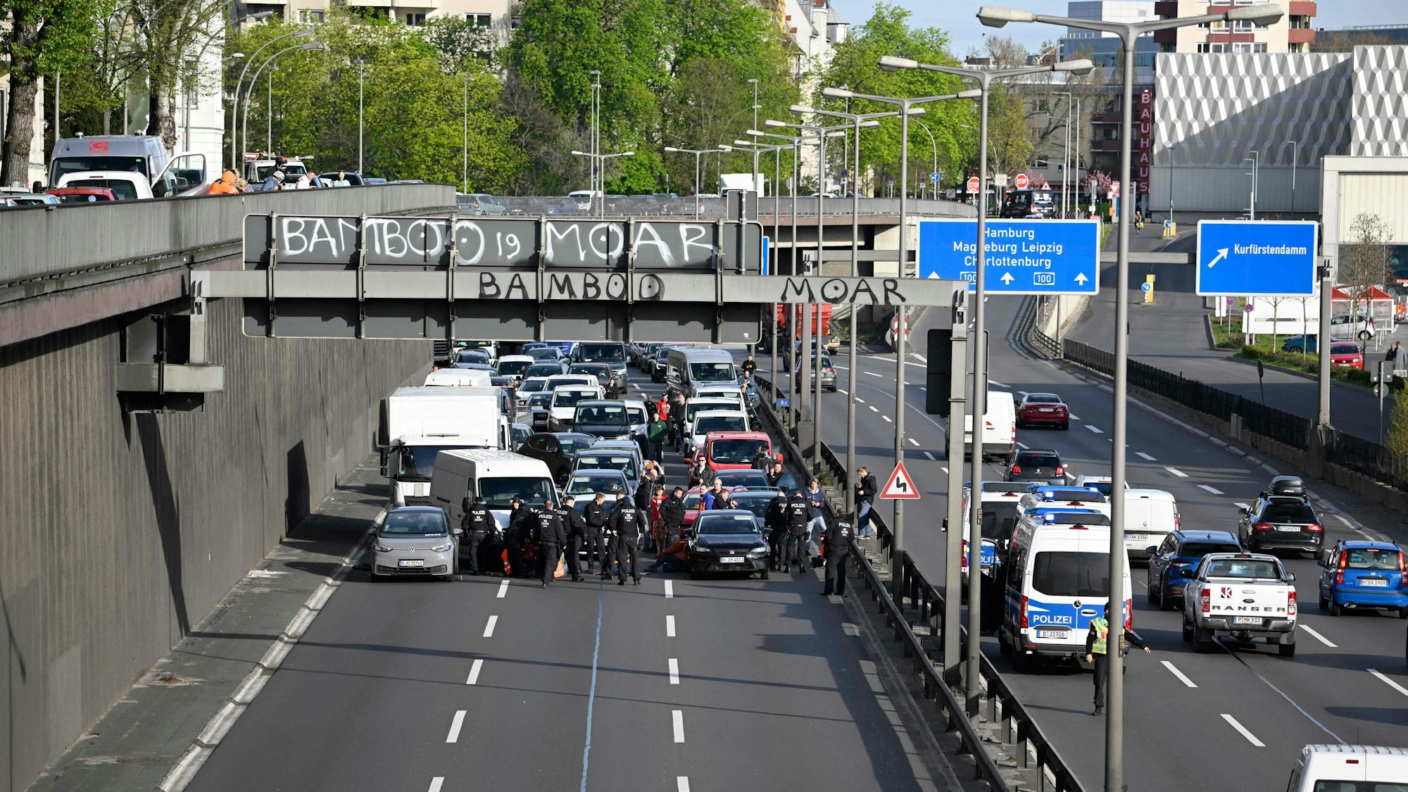 Nichts geht mehr: Die Letzte Generation hat am Montagmorgen rund 30 Verkehrsadern in Berlin blockiert.