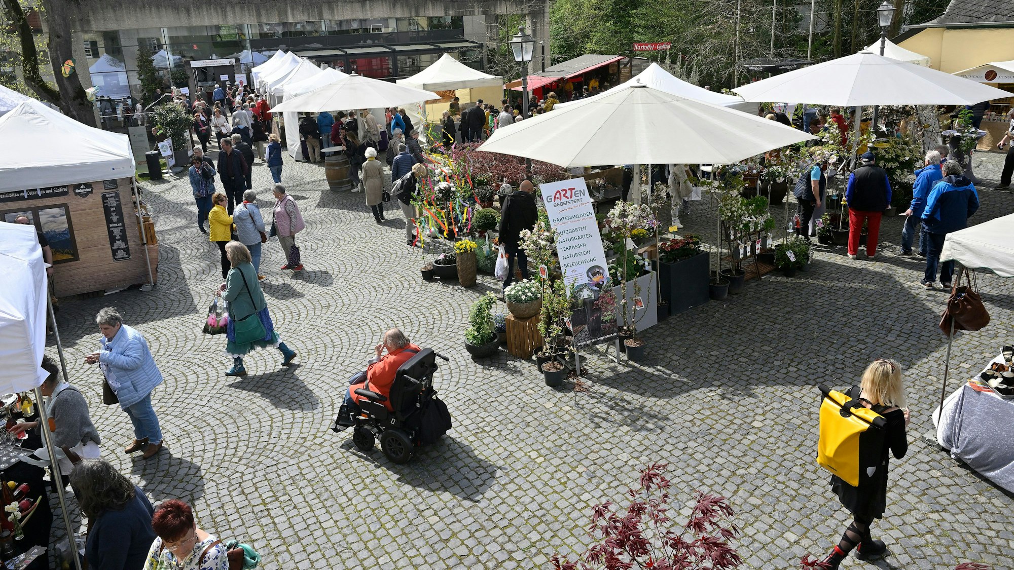 Menschen stöbern auf dem Frühlingsmarkt rund um Schloss Eulenbroich.