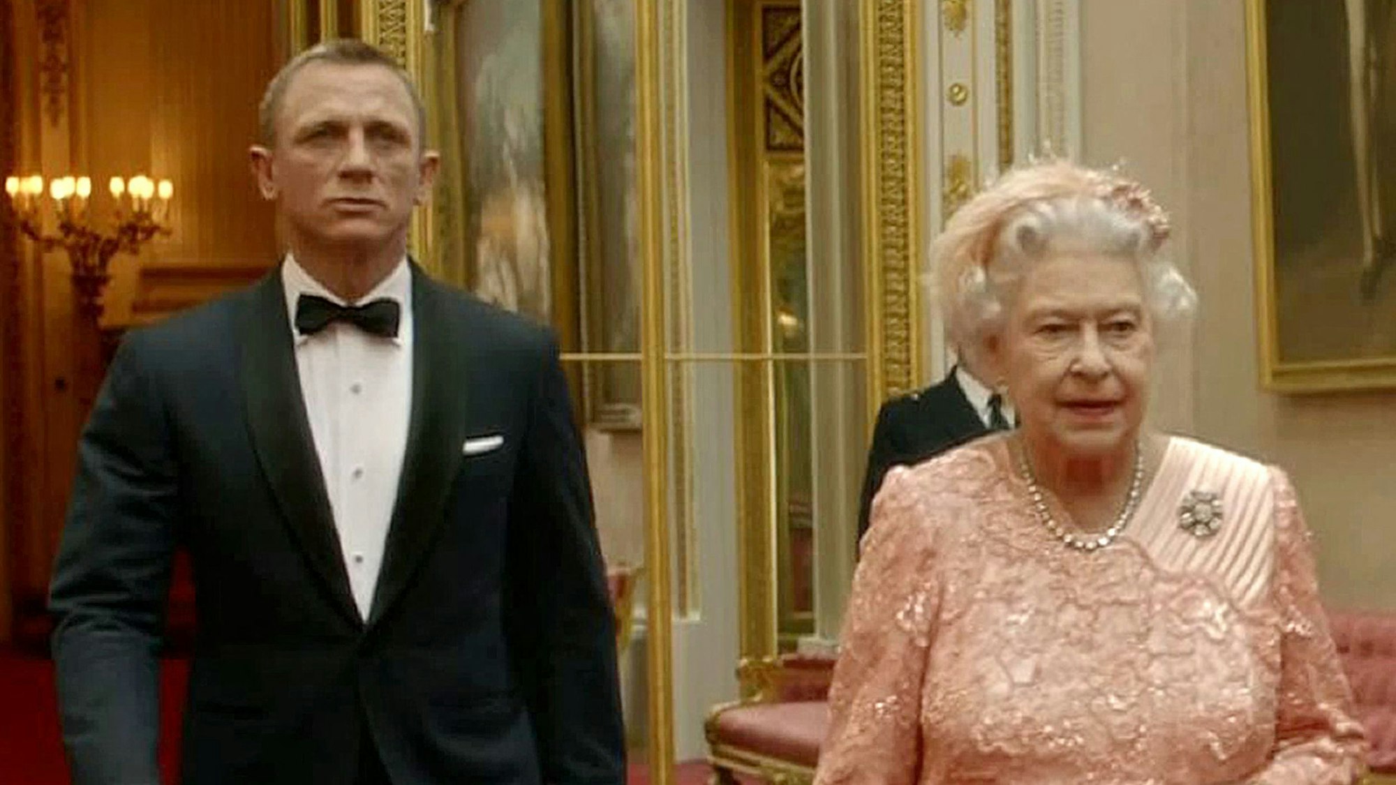 Daniel Craig als Bond neben der Queen anlässlich der Eröffnungszeremonie der Olympischen Spiele 2012 in London.