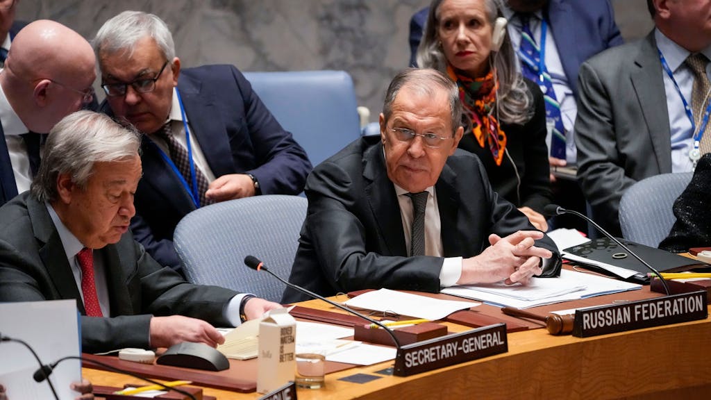 António Guterres, Generalsekretär der Vereinten Nationen, und Sergej Lawrow (r), Außenminister von Russland, bei einer Sitzung des UN-Sicherheitsrats im Hauptquartier der Vereinten Nationen.