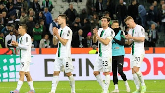 Julian Weigl (Nr. 8) und Jonas Hofmann (Nr. 23) bedanken sich nach der 0:1-Heimniederlage von Borussia Mönchengladbach gegen Union Berlin am 23. April 2023 bei den Fans. Im Hintergrund sind Stefan Lainer, Hannes Wolf und Nico Elvedi zu sehen.