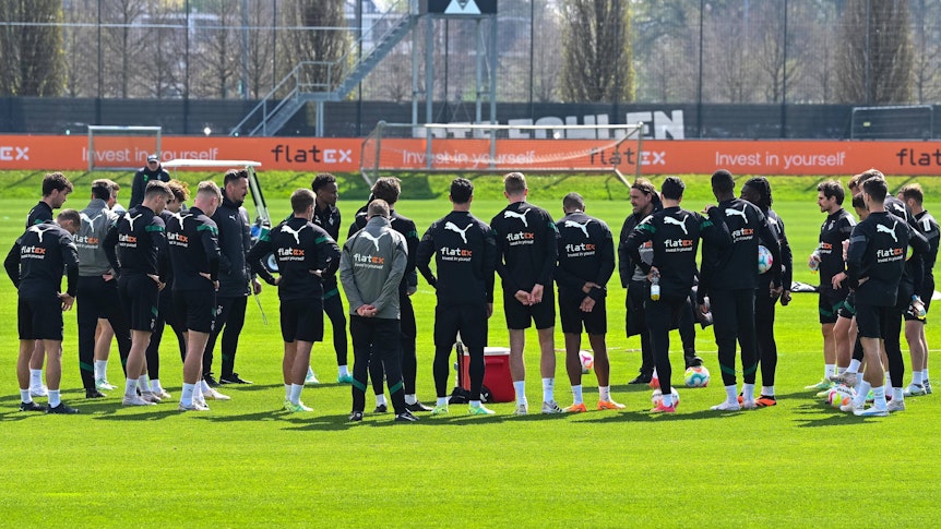 Die Mannschaft von Borussia Mönchengladbach steht beim Training am 21. April 2023 im Kreis zusammen und lauscht den Worten ihres Trainers Daniel Farke.