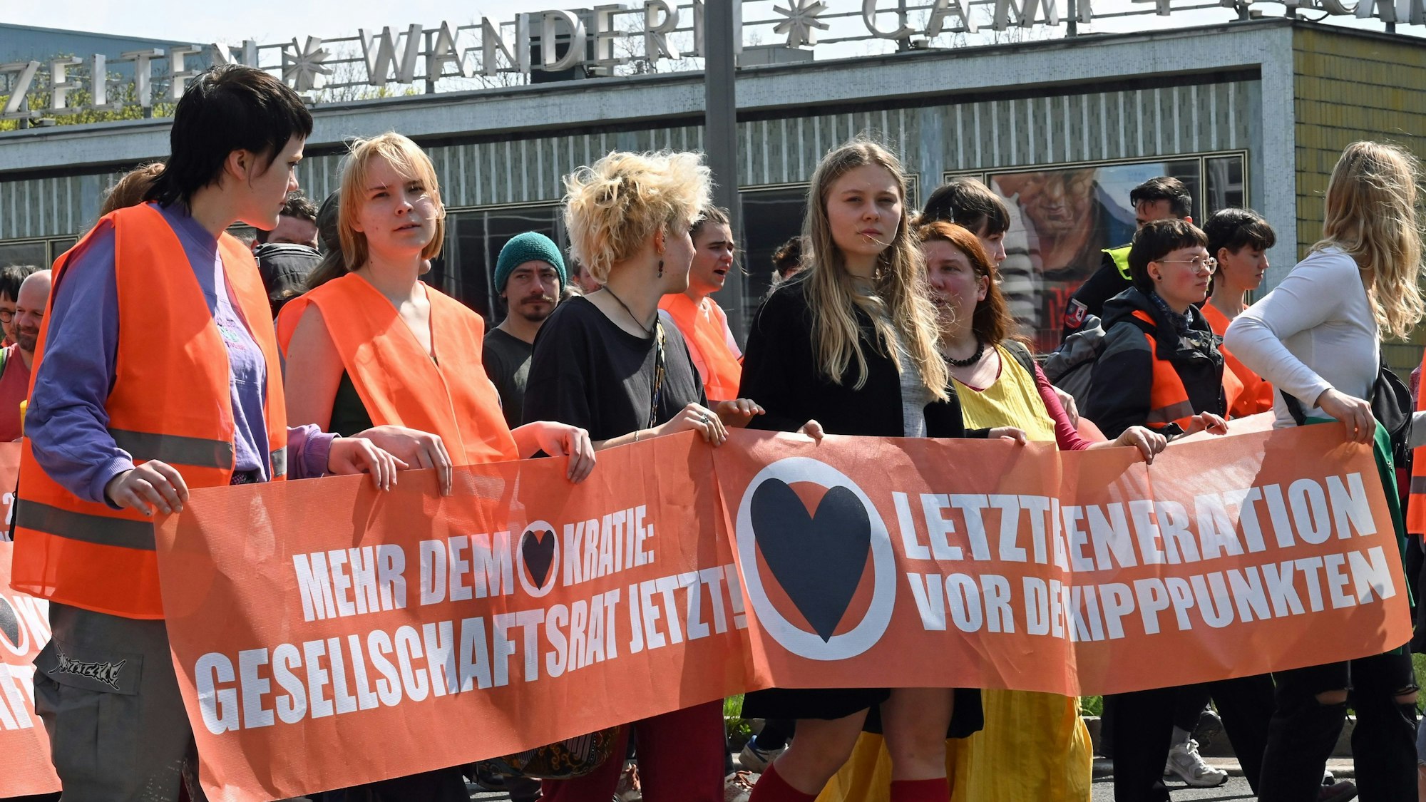 Die Gruppe Letzte Generation protestiert mit einer Demonstration in Berlin für schnelleren Klimaschutz.