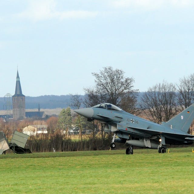 Ein Jet startet auf dem Fliegerhorst Nörvenich.