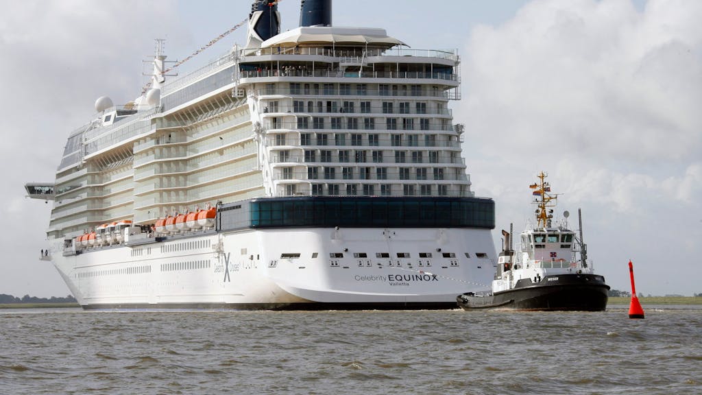 Hier zu sehen, das Kreuzfahrtschiff „Celebrity Equinox“ auf der Ems. Ein Schlepper fährt voraus.
