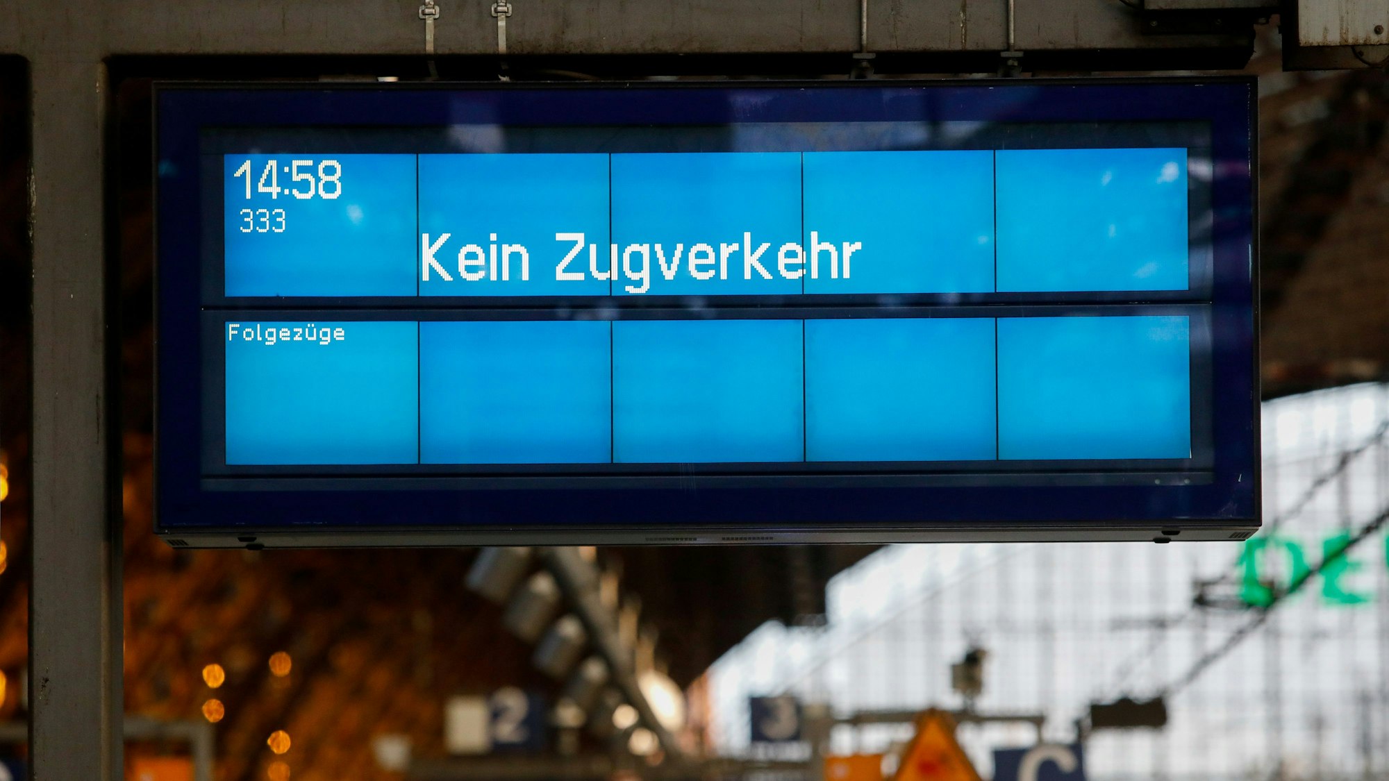 Am Kölner Hauptbahnhof steht auf einer Anzeigetafel „Kein Zugverkehr“.