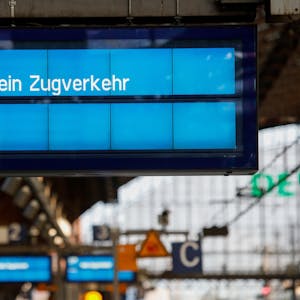 Am Kölner Hauptbahnhof steht auf einer Anzeigetafel „Kein Zugverkehr“.