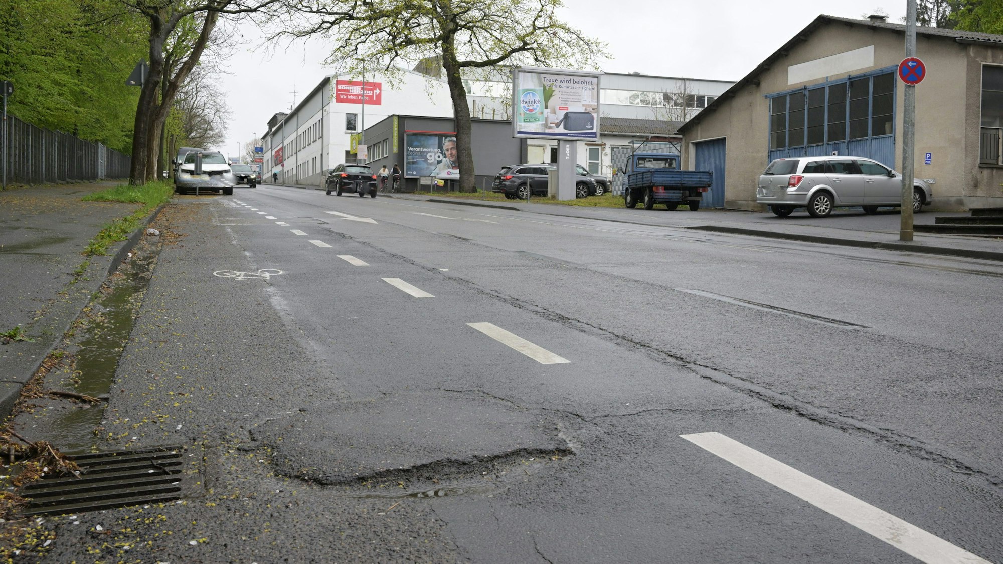 Schäden an der Paffrather Straße in Bergisch Gladbach.