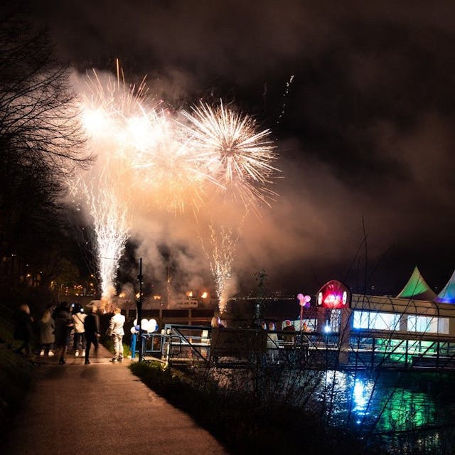 Ein Feuerwerk leuchtet über dem Partyschiff Roxy, das sein 20. Jubiläum feiert.