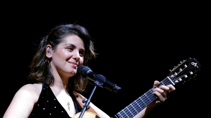 Katie Melua spielt bei ihrem Auftritt im Kölner Palladium auf ihrer Gitarre.