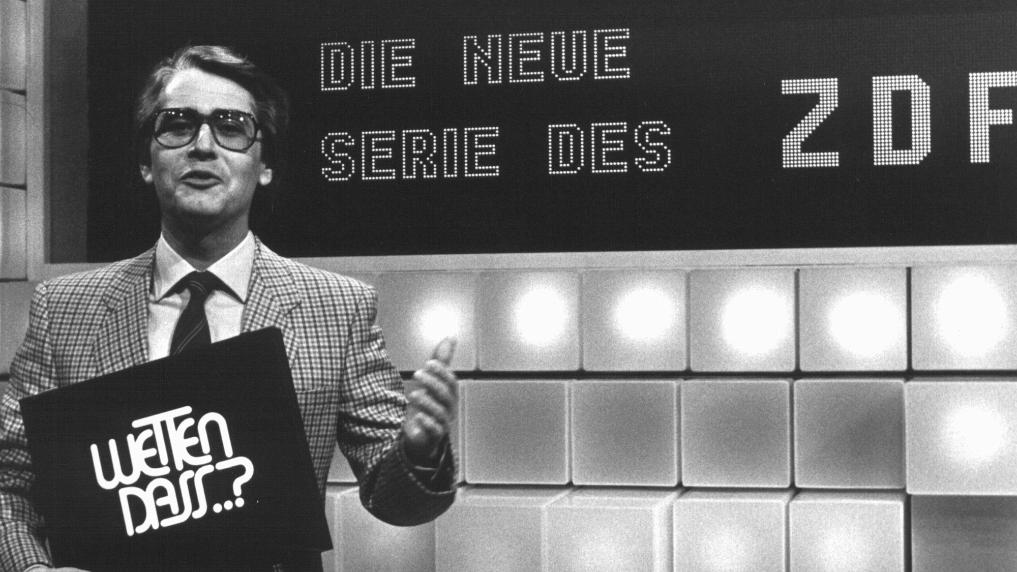 Showmaster Frank Elstner hält während der ersten Ausgabe von „Wetten, dass ..?“ am 14.02.1981 das Logo in der Hand. (Archivbild)