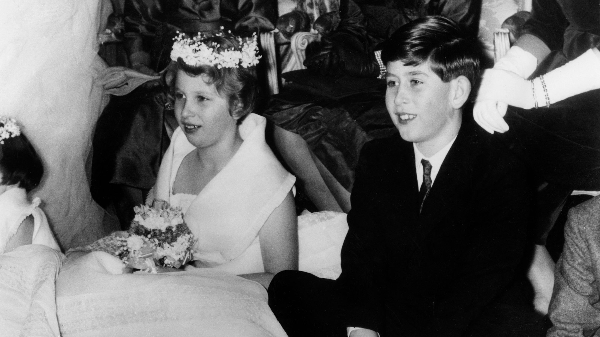 Das Bild vom 13. Januar 1960 zeigt Prinzessin Anne und Prinz Charles bei der Hochzeit von Pamela Mountbatten und David Hicks.