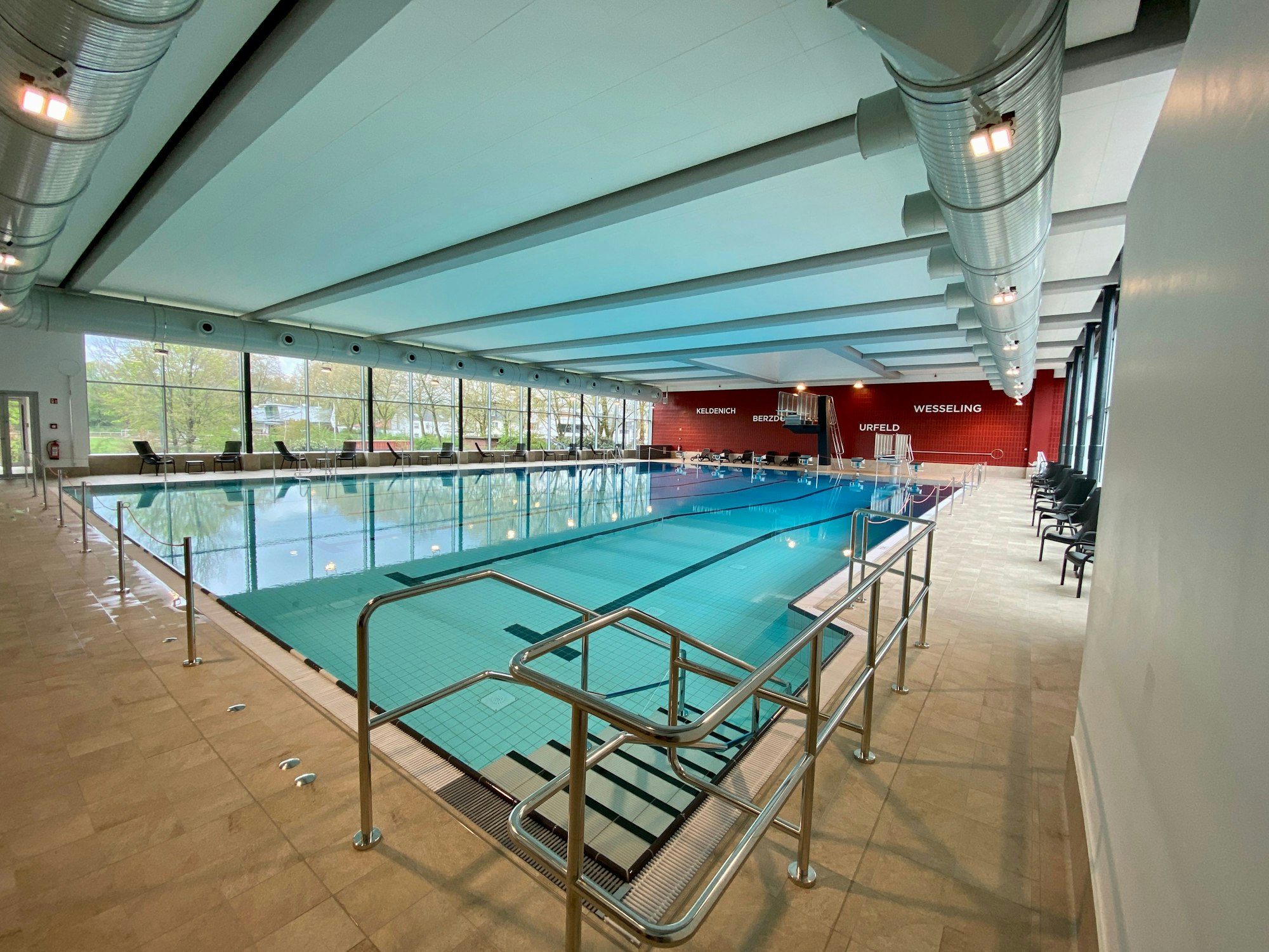 Das Bild zeigt das Schwimmbecken im renovierten Gartenhallenbad in Wesseling.