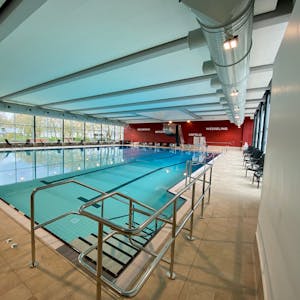Das Bild zeigt das Schwimmbecken im renovierten Gartenhallenbad in Wesseling.