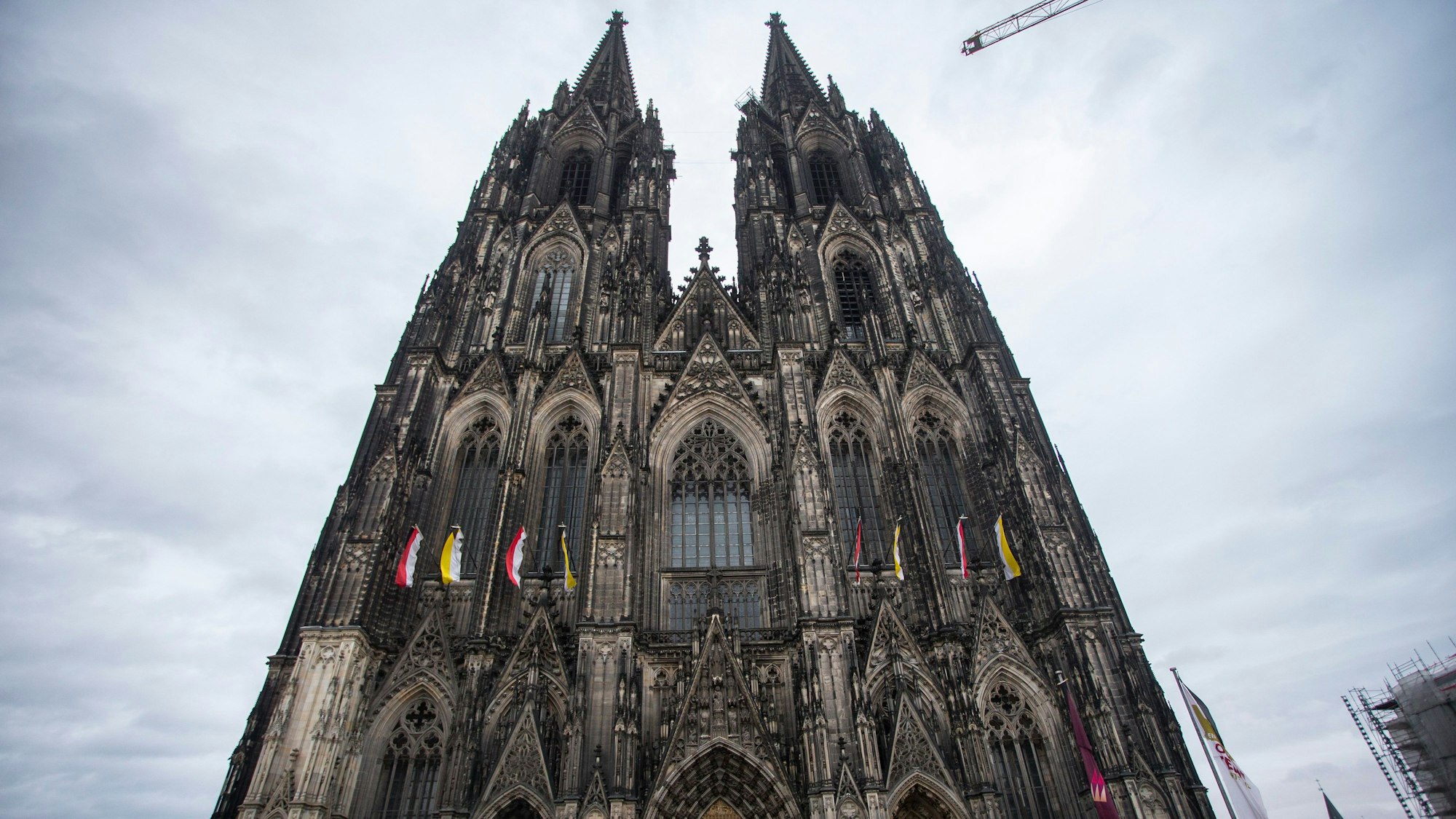 Der Kölner Dom mit Trauerbeflaggung (Symbolbild)