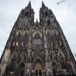 Der Kölner Dom mit Trauerbeflaggung (Symbolbild)