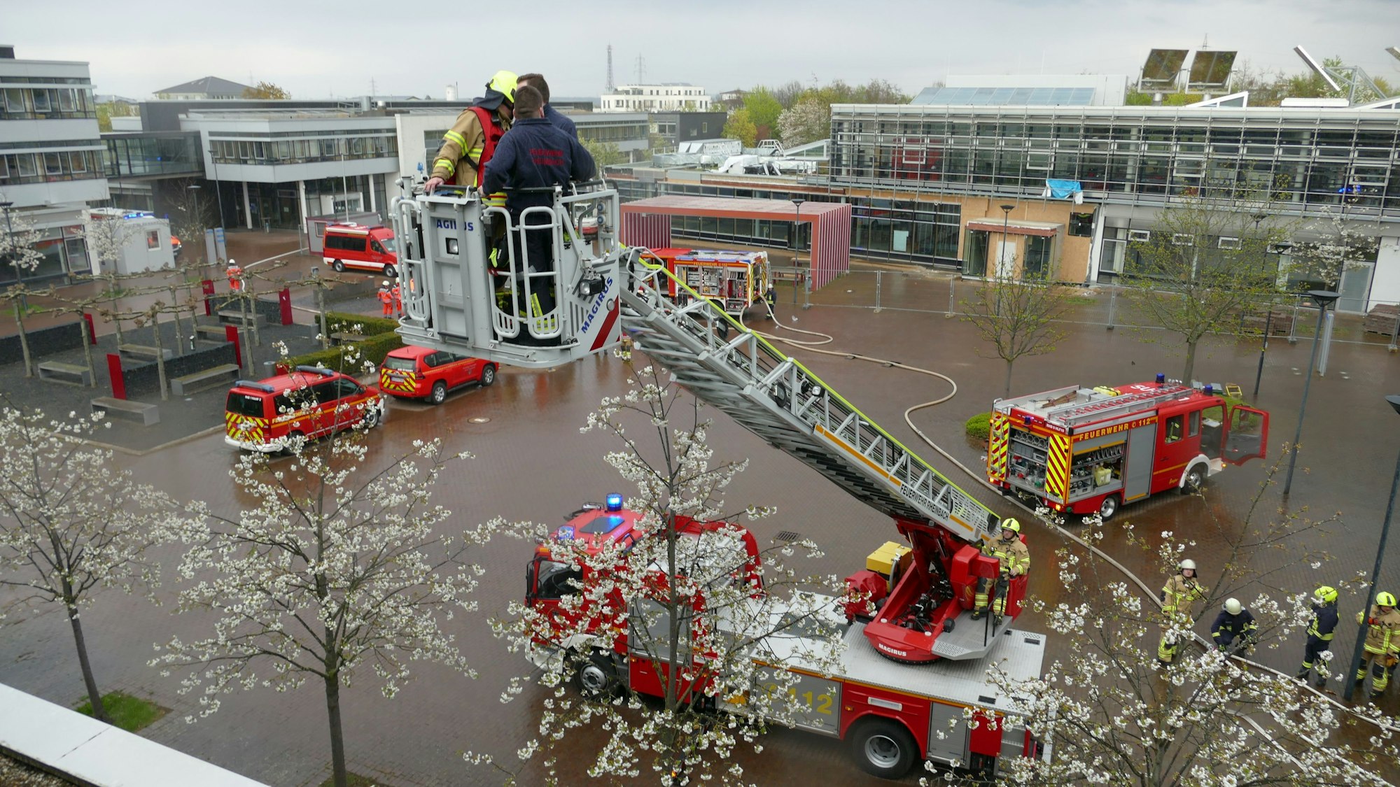 Übung der Feuerwehr Rheinbach am 20. April 2023

Menschen wurden über die Drehleiter gerettet.