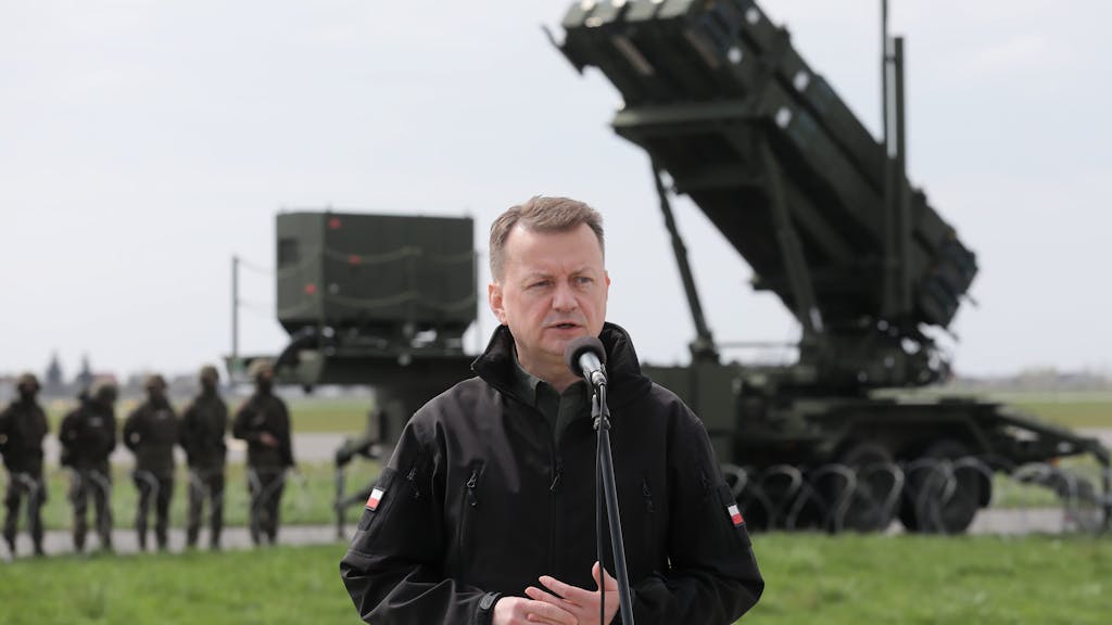 Hier zu sehen, Polens Verteidigungsminister Mariusz Blaszczak bei einer Pressekonferenz vor einem Mikrofon.
