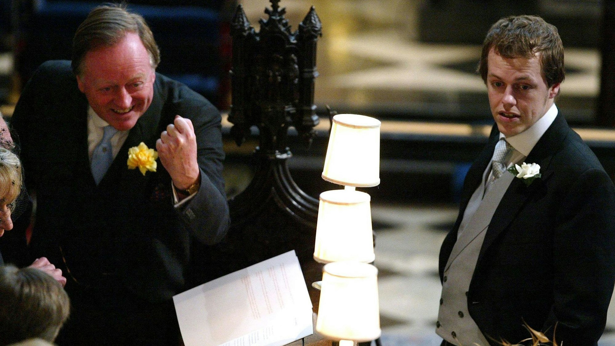 Camillas Ex-Mann Andrew Parker Bowles und sein Sohn Tom am 9. April 2005 in der St. George's Chapel, Windsor Castle, vor dem Gebets- und Widmungsgottesdienst anlässlich der Segnung von Prinz Charles und Camilla, Herzogin von Cornwall.