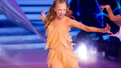 Anna Ermakova, Model, und Valentin Lusin, Profitänzer, tanzen in der RTL-Tanzshow «Let's Dance» im Coloneum.