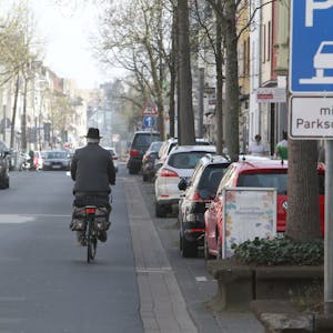 Ein Fahrradfahrer in der Troisdorfer Innenstadt.