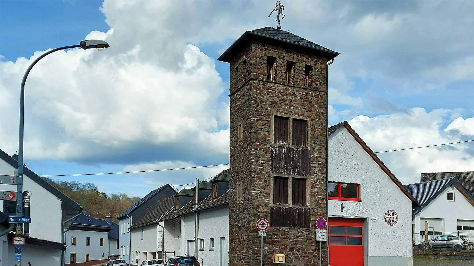 Vor dem Feuerwehrgerätehaus in Kronenburg steht ein alter Schlauchtrockenturm.