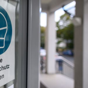 ARCHIV - 07.10.2020, Sachsen, Dresden: Ein Schild "Bitte Mundschutz tragen" ist am Eingang des Krankenhauses St. Joseph-Stift angebracht.
