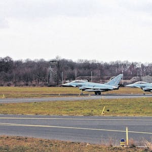 Zwei Eurofighter des Luftwaffengeschwaders Boelcke stehen auf einer Startbahn.