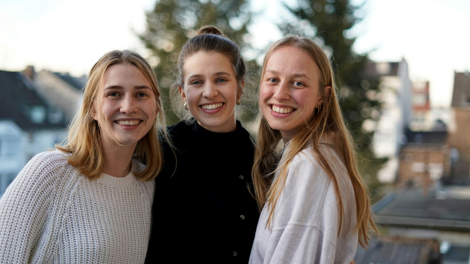 Die Studentinnen Rosanna Stotko, Mona Laufs und Fanny Schulten lachen in die Kamera.